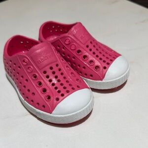 Native Kids Water Shoes in Pink and White